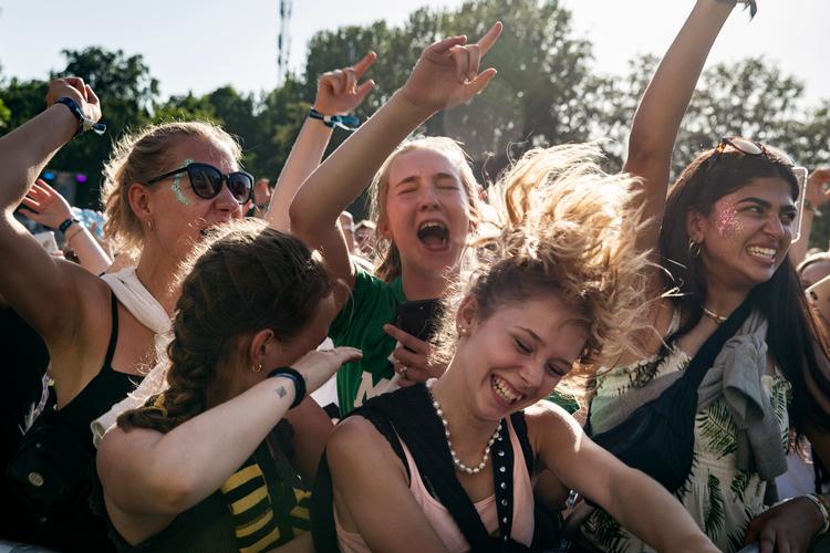 På Magicbox, den elektroniske scene på Tinderbox,  pumper bassen ud af højttalerne, og pladsen foran bliver hurtigt fyldt med festglade festivalgæster. Foto: Jens Hartmann Schmidt/POLFOTO