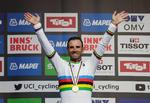 Alejandro Valvertde i den VM-trikot, som han også vil bære i Tour de France, selv om han i dag blev national mester.
 Foto: Heinz-peter Bader/Ritzau Scanpix