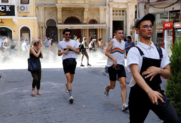 
   Politi i den tyrkiske storby Istanbul fyrer tåregas mod LGBT-organisationer og aktivister, der trodser myndighedernes forbud mod at holde pride-parade i den centrale del af byen søndag. REUTERS/Murad Sezer
   Foto: Murad Sezer/Ritzau Scanpix