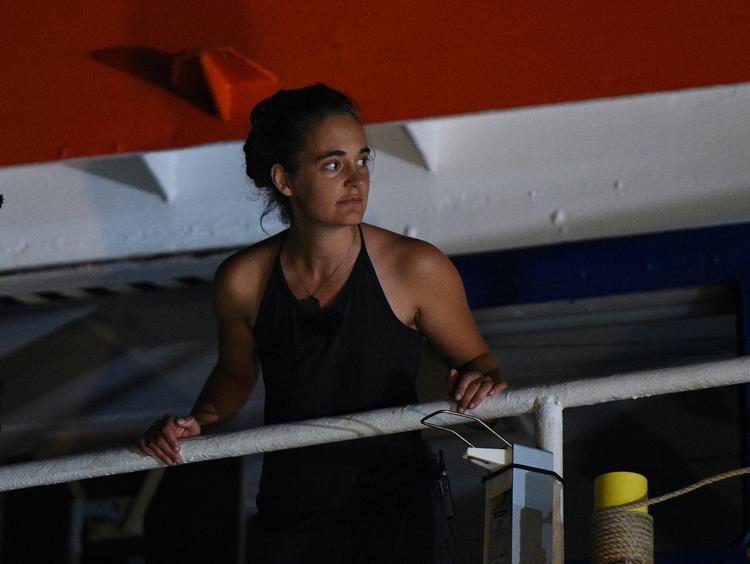 Støttebidrag strømmer ind til den 31-årige tyske kaptajn Carola Rackete, der er anholdt i Italien efter at have sejlet 40 afrikanske migranter i land på den italienske ø Lampedusa. REUTERS/Guglielmo Mangiapane
   Foto: Guglielmo Mangiapane/Ritzau Scanpix