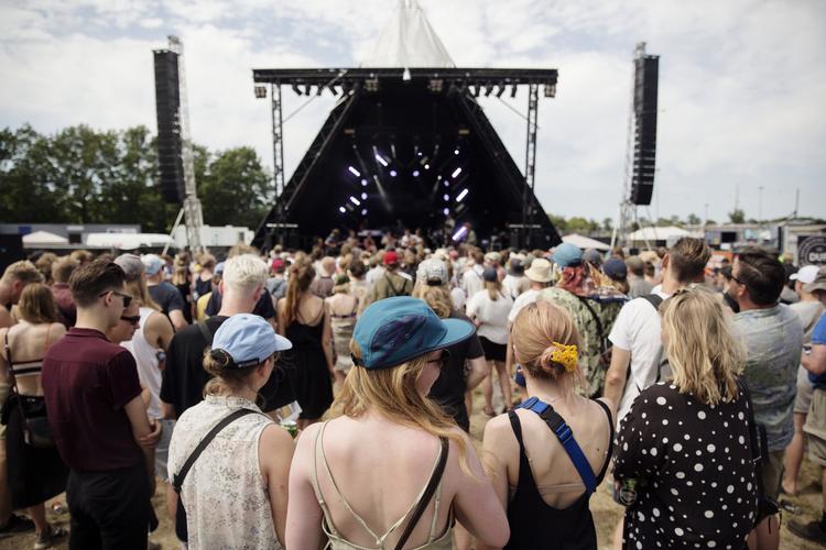 Festivalpladsen i Roskilde i går, hvor varmen var intens. 
   Foto: Emma Sejersen/POLFOTO