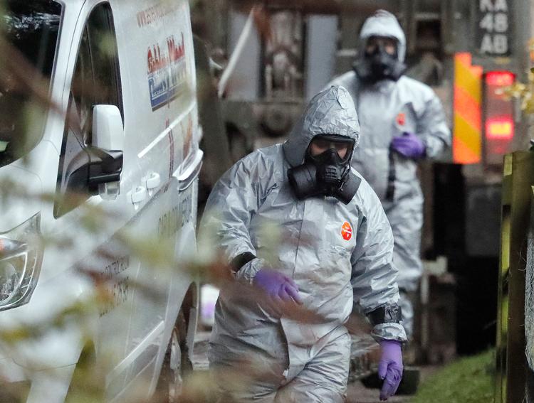 Britiske eksperter i dragter efterforsker nervegiftangrebet på den tidligere spion Sergei V. Skripal. Foto: Frank Augstein/Ritzau Scanpix