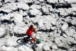
Mange gader var fuldstændig ufremkommelige på grund af hagldyngerne. Men så må man jo prøve at komme frem på sin icebike
   Foto: Ulises Ruiz/Ritzau Scanpix