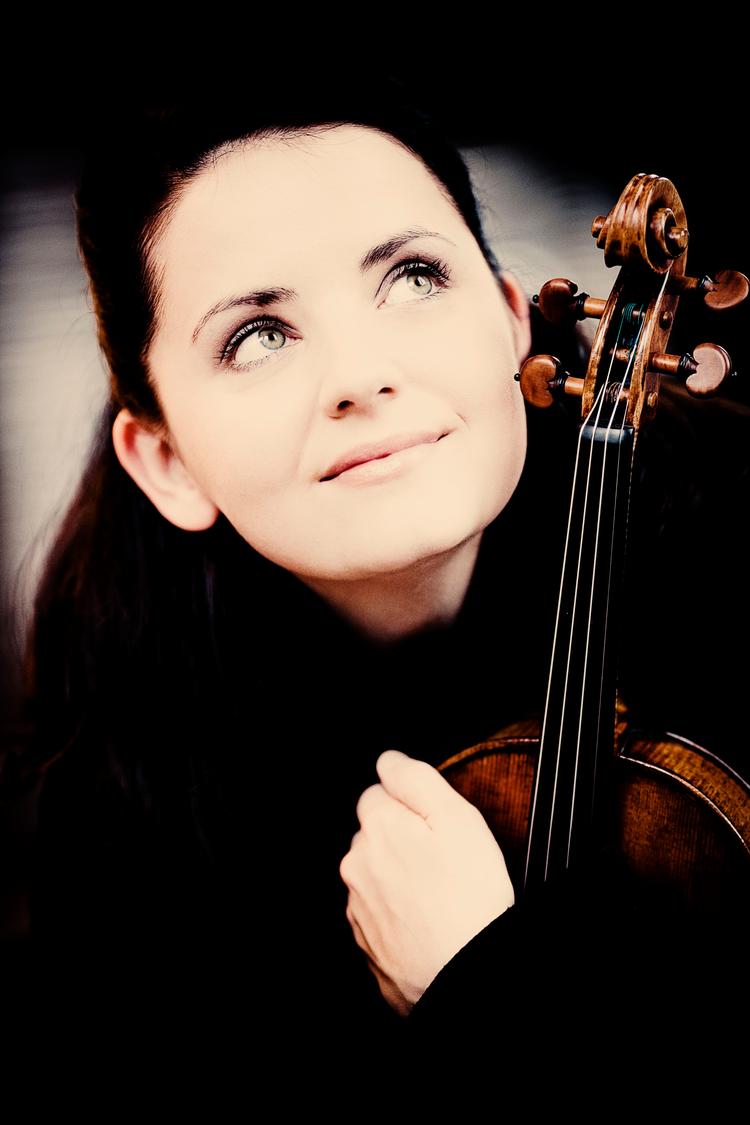 
Den lettiske violinsolist Baiba Skride kom til at glemme tiden, for hun kom et kvarter for sent til sin del af koncerten i Tivoli.
   Arkivfoto Marco Borggreve