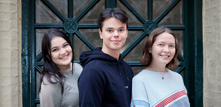 'Årgang 0'-hovedpersonerne i 2019 - fra venstre: Stephanie Singuenza Van der Wat, Christian Elhauge og Rachel Ellebye. Foto: Camilla Hey / TV 2 Pr-foto Camilla Hey / TV 2