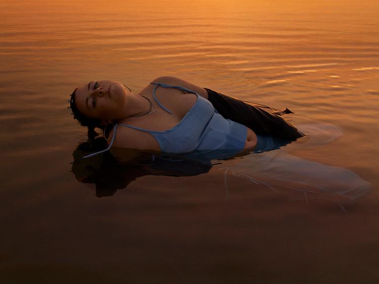 Jada er  med sit flotte og følsomme debutalbum beviset på, at popmusik ikke behøver at betyde at man skal brænde igennem som en supernova, man at den beroligende og følende pop er her for at blive, og så er hun tidens bedste liveoplevelse, man bør opleve på årets Roskilde festival Pr-foto Petra Kleis