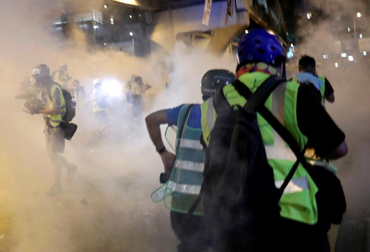 
Tåregassen sender større grupper demonstranter på flugt gennem gaderne, der ligger i hjertet af Hongkongs finansdistrikt. REUTERS/Tyrone Siu
   Foto: Tyrone Siu/Ritzau Scanpix