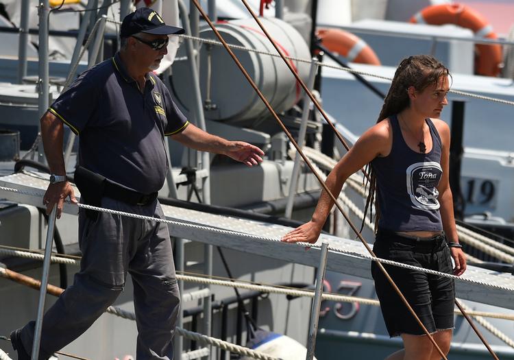 Carola Rackete blev anholdt lørdag efter at have tiltvunget sig adgang til italiensk havn med sit skib med migranter om bord.
Domstolen i byen Agrigento vil tirsdag morgen afgøre, om hun skal forblive i husarrest under efterforskningen af hendes omstridte redningsaktion, siger en retskilde. REUTERS/Guglielmo Mangiapane
   Foto: Guglielmo Mangiapane/Ritzau Scanpix