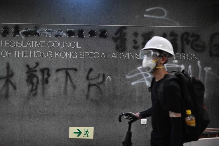 
  Hongkongs øverste politiske chef, Carrie Lam, fordømmer tirsdag lokal tid den handling, som demonstranter udførte, da de mandag stormede byens parlament. (Photo by Anthony WALLACE / AFP)
   Foto: Anthony Wallace/Ritzau Scanpix