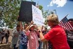 Demonstranter, deriblandt den pensionere skolelærer Carmen Rubio fra El Paso diskuterer med moddemonstranter ved Clint-græsnseovergangen i Texas.  Foto: Christ Chavez/Ritzau Scanpix