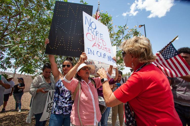 Demonstranter, deriblandt den pensionere skolelærer Carmen Rubio fra El Paso diskuterer med moddemonstranter ved Clint-græsnseovergangen i Texas.  Foto: Christ Chavez/Ritzau Scanpix