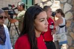 Det demokratiske kongresmedlem Alexandria Ocasio-Cortez forlader grænsekontrollen i El Paso mandag den 1. juli. 
 Foto: Stringer/Ritzau Scanpix