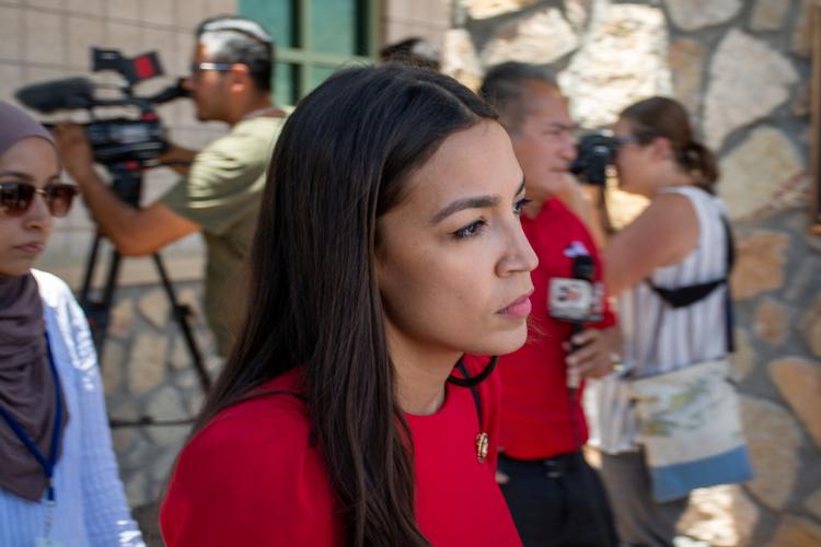 Det demokratiske kongresmedlem Alexandria Ocasio-Cortez forlader grænsekontrollen i El Paso mandag den 1. juli. 
 Foto: Stringer/Ritzau Scanpix