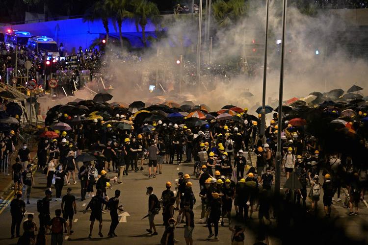 Politiet skyder med tåregas tæt på regeringskvarteret i Hong Kong, 2. juli 2019. Photo by Anthony Wallace / AFP. Foto: Anthony Wallace/Ritzau Scanpix