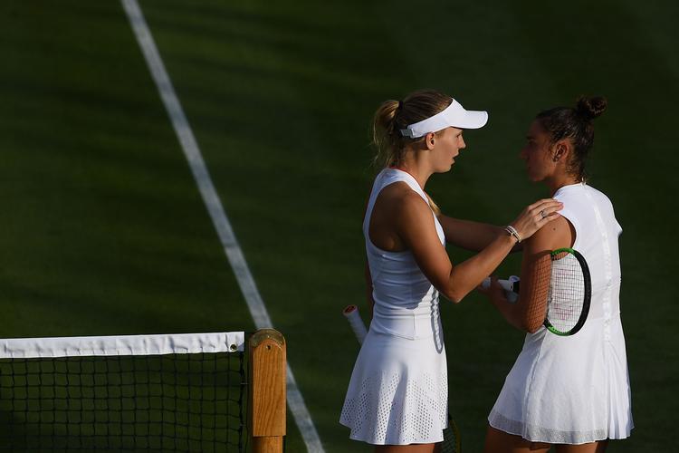 
Caroline Wozniacki trøster Sara Sorribes Tormo, efter at spanieren blev nødt til at opgive kampen med 5-4 i dansk favør.
 Foto: Daniel Leal-olivas/Ritzau Scanpix