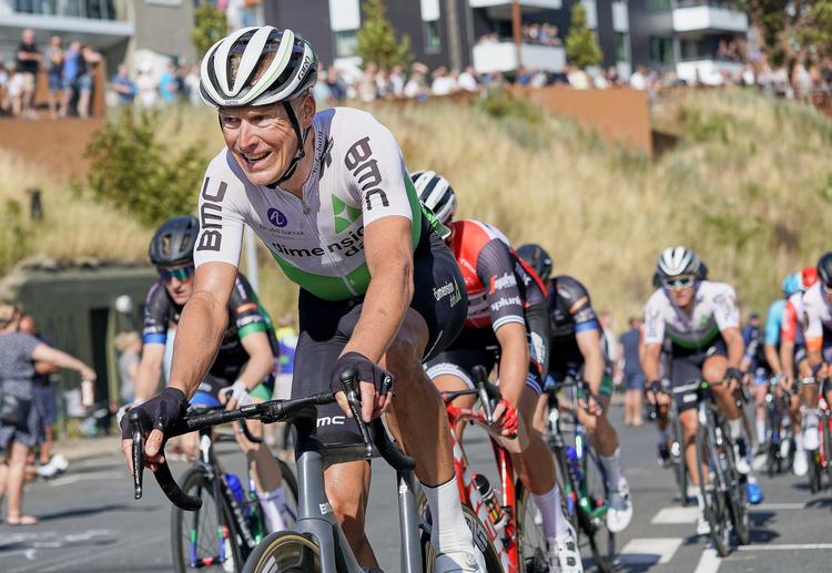 Lars Bak i vanlig sliderstil i søndagens DM på landevejen ved Esbjerg. Fra på lørdag går han i gang med Tour de France for 8. gang. Foto: Claus Bonnerup/Ritzau Scanpix
