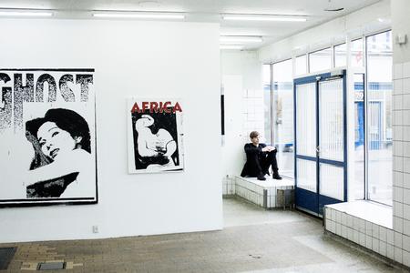 Jesper Elg, der ses på billedet, er stifter og medejer af V1 Gallery, som er et af gallerierne i Kødbyen, der er indrettet i rå lokaler.      Foto: Jens Henrik Daugaard/POLFOTO