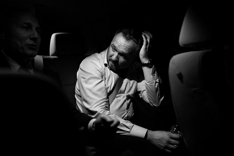 I bilen på vej fra lufthavnen til mødet i Abu Dhabi bliver Dan Jørgensen (S) briefet af ambassadør Franz-Michael Mellbin. Foto: Peter Hove Olesen/POLFOTO