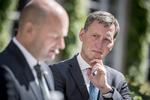 Ny justitsminister Nick Hækkerup (S) kigger på sin forgænger på posten, Søren Pape Poulsen (K). Pape har fastholdt, at han først blev orienteret om politiets teleskandale, da sagen kom frem i pressen 17. juni.  Foto: Mads Claus Rasmussen/Ritzau Scanpix