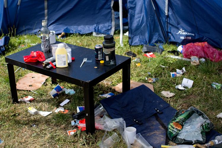 
 Roskilde Festival vil gerne være bæredygtig. Men gæsterne er ikke meget for at rydde op.  Foto: Emma Sejersen/POLFOTO