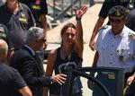 Kaptajn Carola Rackete fra ngo-skibet 'Sea-Watch 3' blev mandag sejlet fra Lampedusa til Sicilien for at blive stillet for retten, anklaget for at have torpederet et italiensk flådefartøj og bragt politimænds liv i fare.
   Foto: Guglielmo Mangiapane/Ritzau Scanpix