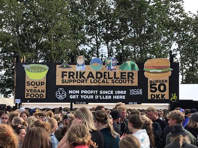 I 30 år har Vigges madbod heddet Frikadiller. Men nu er det slut. Efter en påtale er navnet nu ændret til Frikadeller. Foto: Rasmus Hellmann