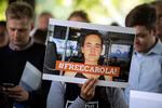 Demonstranter med bannere, hvor de kræver løsladt. Foto: Federico Gambarini/Ritzau Scanpix