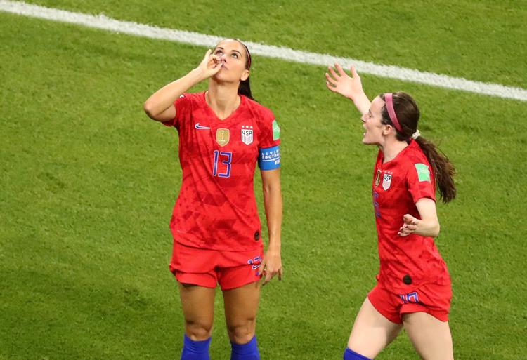 Alex Morgan leverede slutrundens måske bedste jubelscene, da hun scorede til 2-1 mod England. Foto: Lucy Nicholson/Ritzau Scanpix