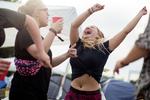 Roskildes unge gæster forstår både at feste - og sætte ord på, hvad der optager dem. Hvad der begejstrer dem og hvad der gør dem vrede, bliver nu samlet i en tale, der skal holdes på en af festivalens største scener. Foto: Emma Sejersen/POLFOTO