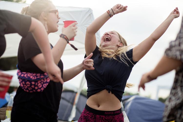 Roskildes unge gæster forstår både at feste - og sætte ord på, hvad der optager dem. Hvad der begejstrer dem og hvad der gør dem vrede, bliver nu samlet i en tale, der skal holdes på en af festivalens største scener. Foto: Emma Sejersen/POLFOTO