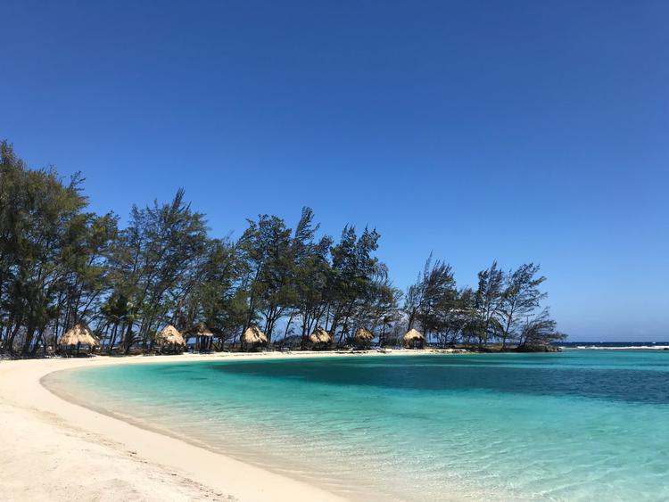 Roatán er kendt for at være en særdeles smuk perle i Honduras. Det ry vil lokalbefolkningen gerne beholde, og de sætter alle sejl ind for at bekæmpe plastikproblemet. Foto: Eva Holtegaard-Kasler