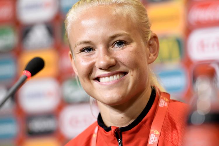 Pernille Harder har fulgt VM-slutrunden tæt i Frankrig og mærker en klar, øget interesse for kvindefodbolden.
   Foto: Tariq Mikkel Khan/POLFOTO