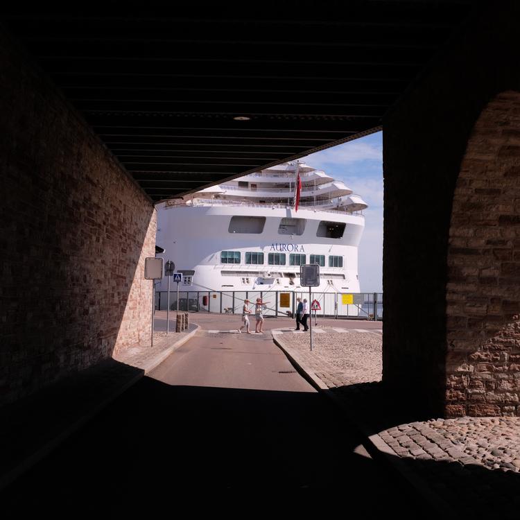 Langeliniekajen blev etableret i 1894 som en del af Frihavnen, men fungerer i dag primært som anløbskaj for mange af de krydstogtskibe, der især i sommerhalvåret sender tusindvis af turister på stop i København. Foto: Anders Legarth Schmidt