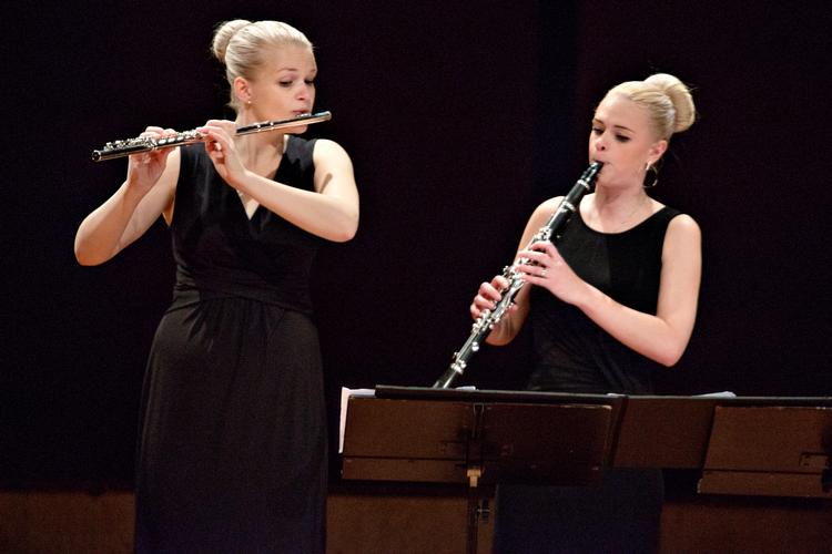 Der findes kun få og ikke særlig gode billeder af Thomas Michelsen og hans tværfløjte. Så i stedet bringer vi dette arkivfoto af fløjte- og klarinetduoen Ventus bestående af de dygtige musikere Michaela Hansen, fløjte og Louise Anine Henriksen, klarinet. Foto: Jacob Ehrbahn/POLFOTO