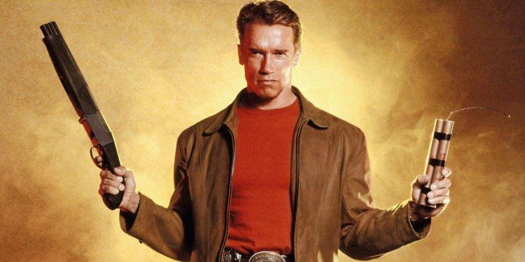 'Den sidste actionhelt' er ikke nogen god film, men de mange referencer til nogle af 80'ernes største actionbrag - heraf flere af Arnold Schwarzeneggers egne - kan nu alligevel noget. Foto: Columbia Pictures