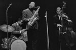 I 1960'erne var København en hovedstad inden for jazzmusik. Her ses den berømte saxofonist Sonny Rollins i et vidunderligt fotogent øjeblik under en koncert i Tivoli i 1965. I baggrunden ses danske NHØP på bas.  Foto: Ebbe Andersen/POLFOTO