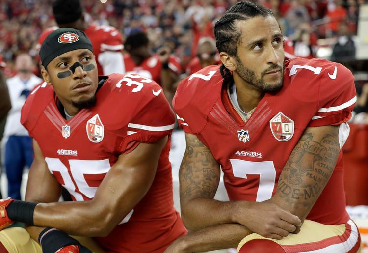San Francisco 49ers' forsvarsspiller Eric Reid (tv) og quarterback Colin Kaepernick (th) (Akivfoto.) Foto: Marcio Jose Sanchez/Ritzau Scanpix