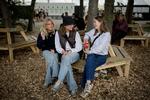Veronika Hagelberg (midten) og Neomi Wallace (th.) synes godt om, at solidaritet er i fokus på Roskilde Festival. Men festen med vennerne trækker umiddelbart mere end de aktivistiske arrangementer. Foto: Emma Sejersen/POLFOTO