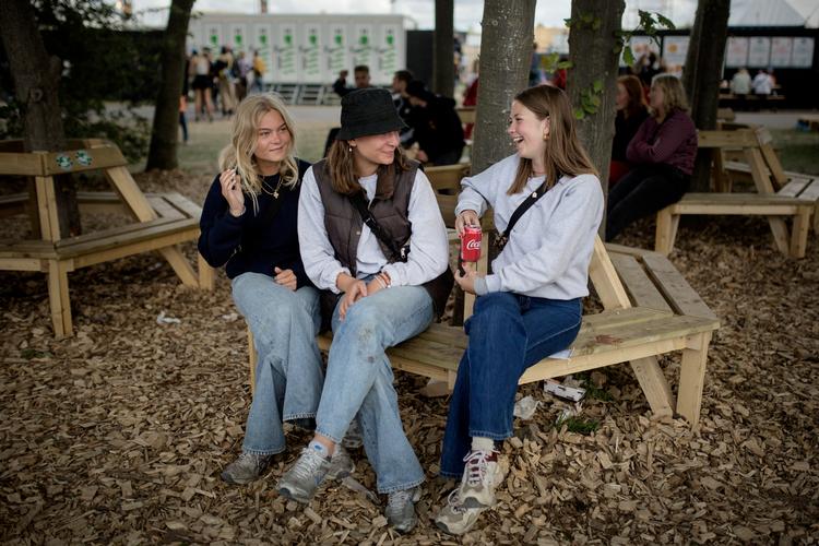 Veronika Hagelberg (midten) og Neomi Wallace (th.) synes godt om, at solidaritet er i fokus på Roskilde Festival. Men festen med vennerne trækker umiddelbart mere end de aktivistiske arrangementer. Foto: Emma Sejersen/POLFOTO