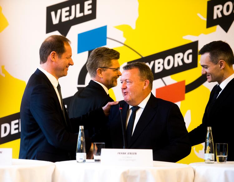 Der var store smil, tilfredshed og masser af håndtryk, da Tour de France-direktør Christian Prudhomme (til venstre), Københavns overborgmester, Frank Jensen (S), daværende statsminister Lars Løkke Rasmussen (V) og daværende erhvervsminister Rasmus Jarlov (K) præsenterede, at Danmark skal være vært for tre etaper i 2021.  Foto: Jonas Olufson