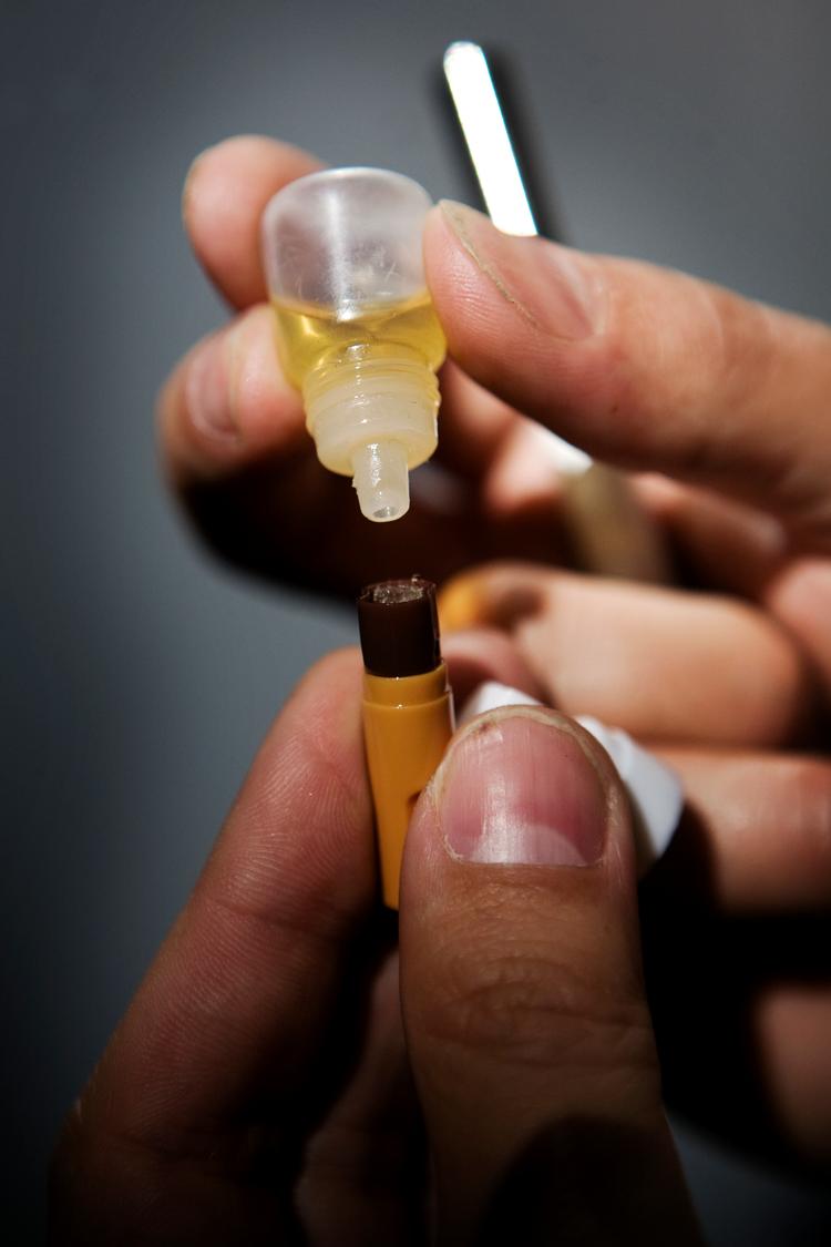 E-cigarette fyldes med det såkaldte e-væske, der kommer i mange forskellige smage. 
 Foto: Martin Lehmann/POLFOTO