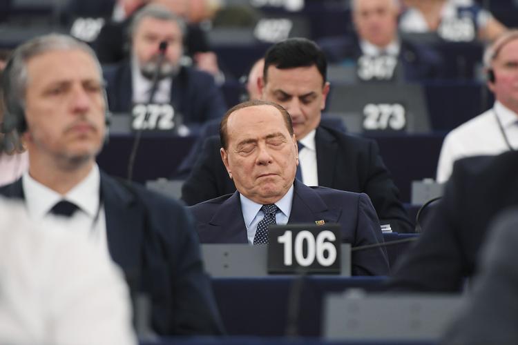 Lur. Nyvalgte Silvio Berlusconi faldt i søvn under Europaparlamentets første samling efter valget. Foto: Frederick Florin/Ritzau Scanpix