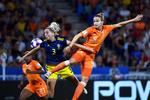 Sveriges forsvarspiller  Linda Sembrant og Hollands Vivianne Miedema. Foto: Philippe Desmazes/Ritzau Scanpix