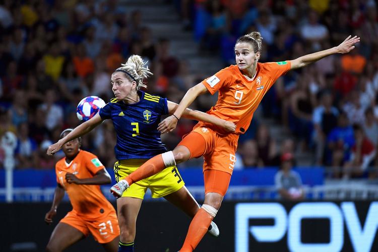 Sveriges forsvarspiller  Linda Sembrant og Hollands Vivianne Miedema. Foto: Philippe Desmazes/Ritzau Scanpix