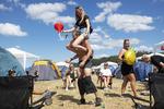 Campingpladsen på årets Roskilde Festival er åbnet og deltagerne fester mellem teltene indtil pladsen åbner onsdag. 
   Foto: Gregers Tycho/RITZAU