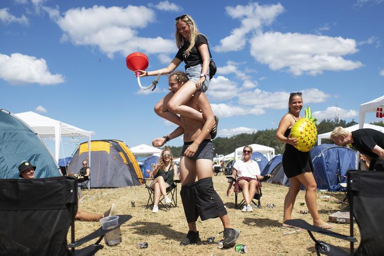 Campingpladsen på årets Roskilde Festival er åbnet og deltagerne fester mellem teltene indtil pladsen åbner onsdag. 
   Foto: Gregers Tycho/RITZAU