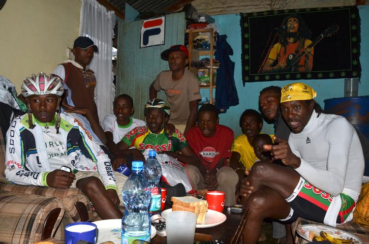 En gruppe kenyanere ser Tour de France hos cykelrytteren David Kinjah (til højre) i 2013 - det franske cykelløb når bredt ud i verden, men ikke så bredt ud, som de danske arrangører af de tre første etaper i 2021 har påstået. Foto: Staff/Ritzau Scanpix