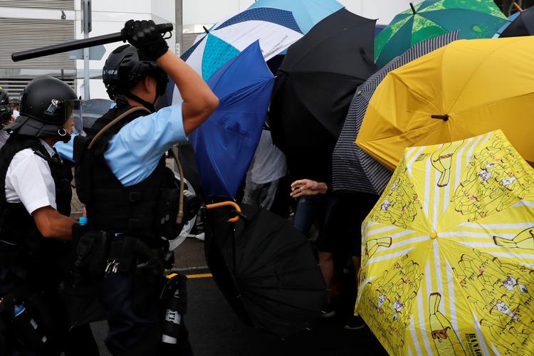 Demonstranter, her gemt bag paraplyer i Hongkong. Foto: Tyrone Siu