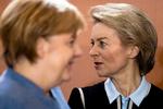 I hver sin retning. Kansler Angela Merkel er konstant i defensive og på vej ud, mens  Ursula von der Leyen kan se frem til posten som EU-kommissionsformand. Foto: Markus Schreiber/Ritzau Scanpix
