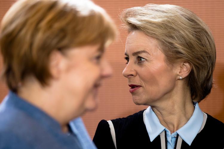 I hver sin retning. Kansler Angela Merkel er konstant i defensive og på vej ud, mens  Ursula von der Leyen kan se frem til posten som EU-kommissionsformand. Foto: Markus Schreiber/Ritzau Scanpix